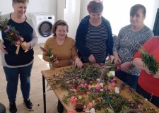 Zajęcia z warsztatów plastycznych u naszych seniorów 